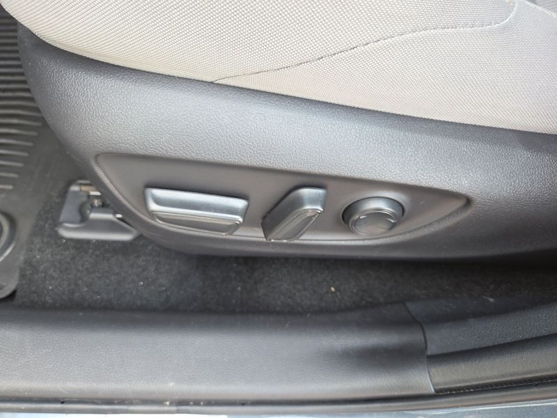 2022 Toyota Venza LE photo 32