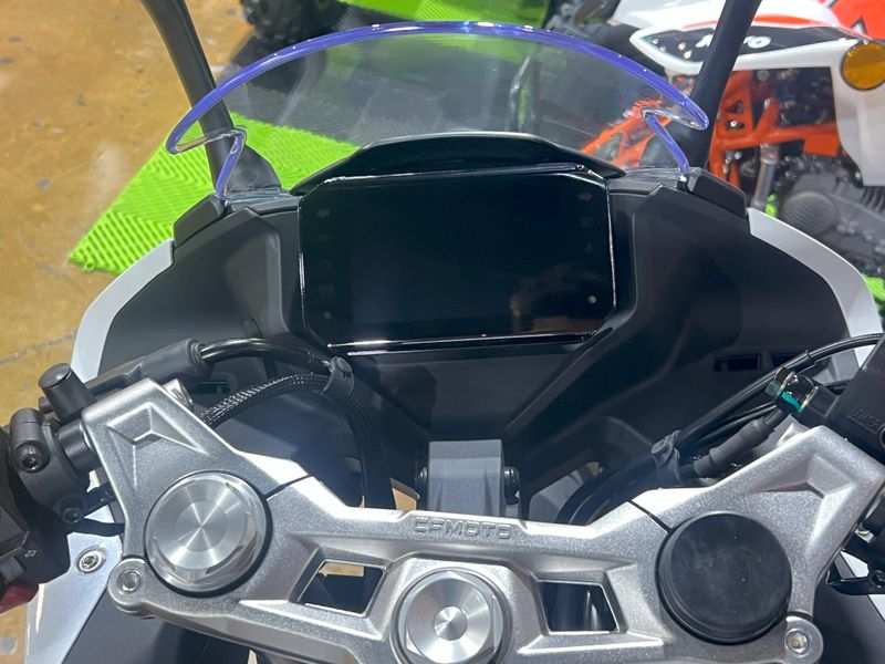 2025 CFMOTO 300SS Image 6