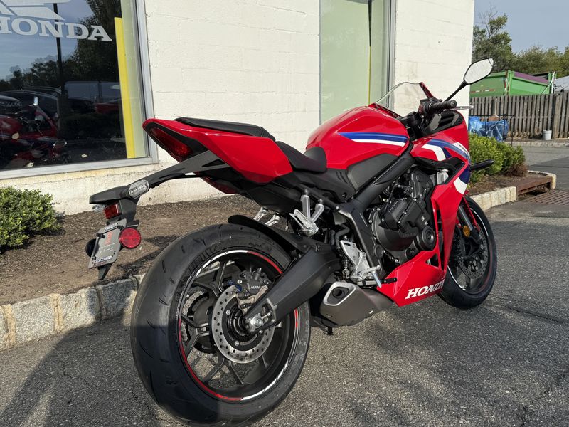 2025 Honda CBR650R EClutchImage 3
