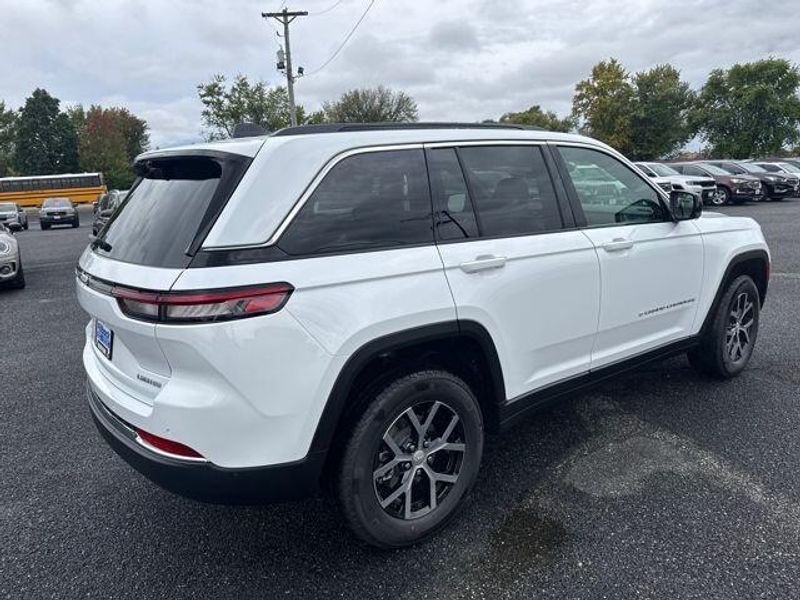 2025 Jeep Grand Cherokee Limited photo 3
