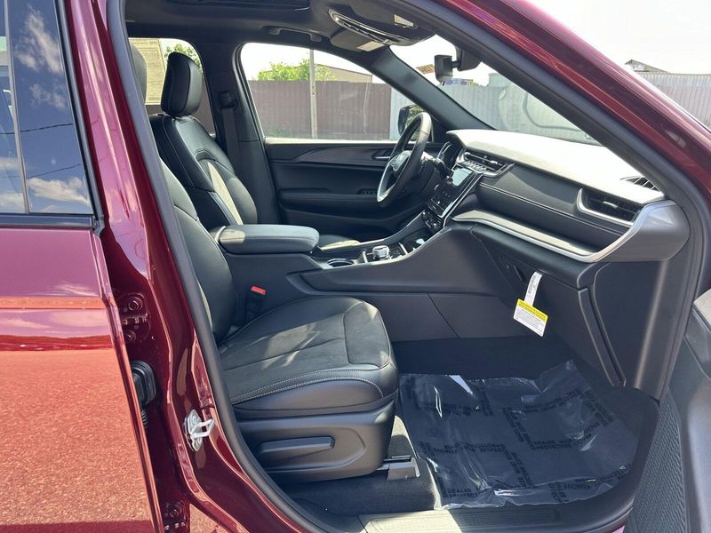 2024 Jeep Grand Cherokee L Altitude XImage 10