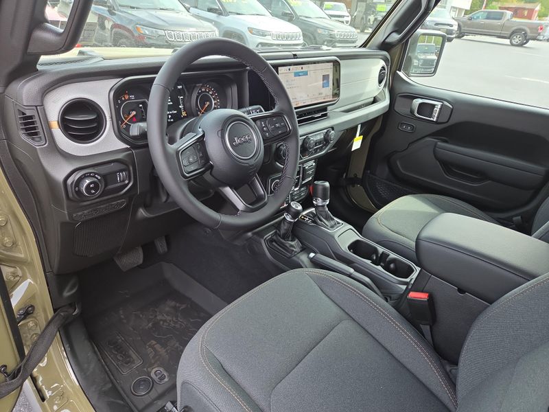 2025 Jeep Gladiator Willys photo 9