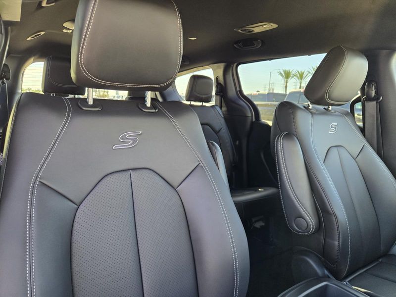 New 2026 Chrysler Pacifica Select