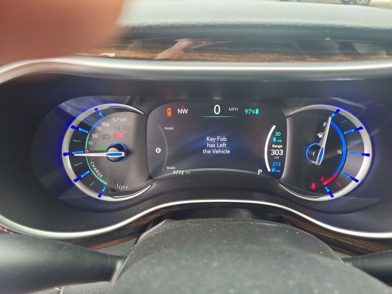 Used 2023 Chrysler Pacifica Hybrid LimitedImage 5