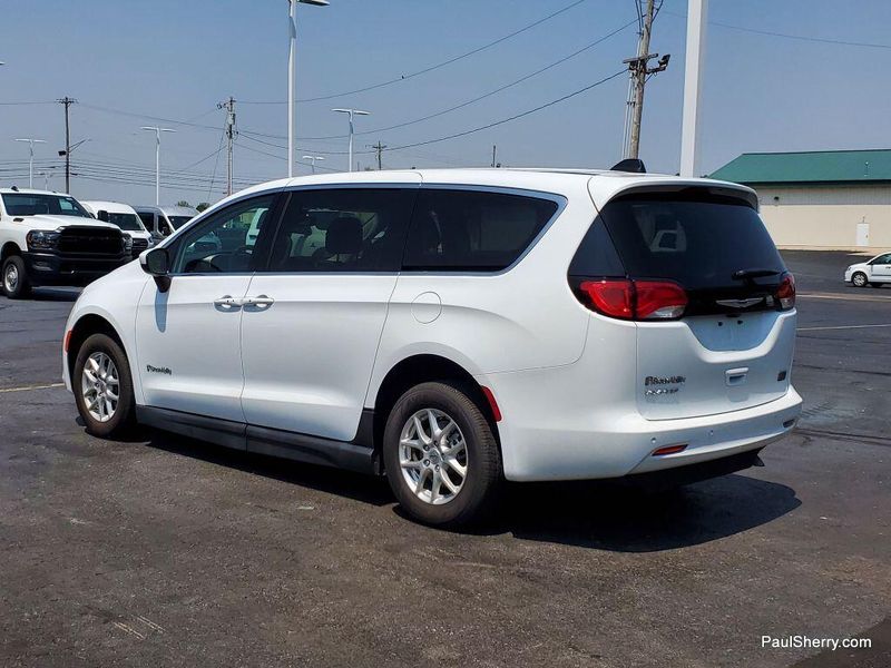 2022 Chrysler Voyager LXImage 3