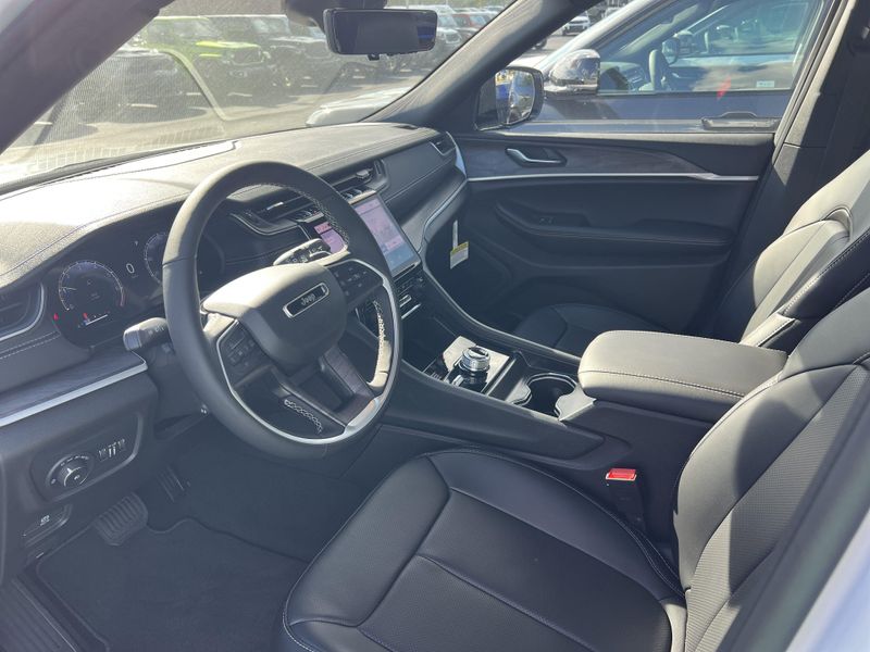 New 2025 Jeep Grand Cherokee Limited 4x4Image 13