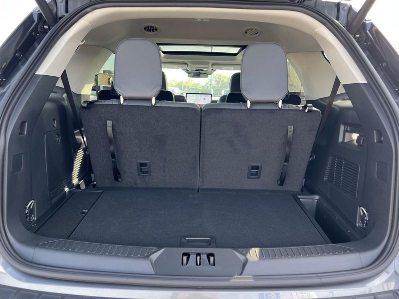 2025 Ford Explorer photo 43
