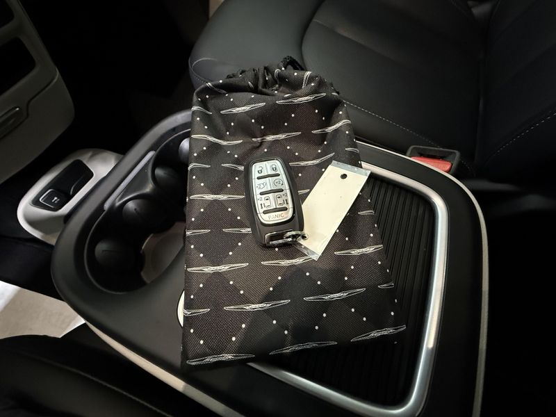 Used 2024 Chrysler Pacifica Touring LImage 24