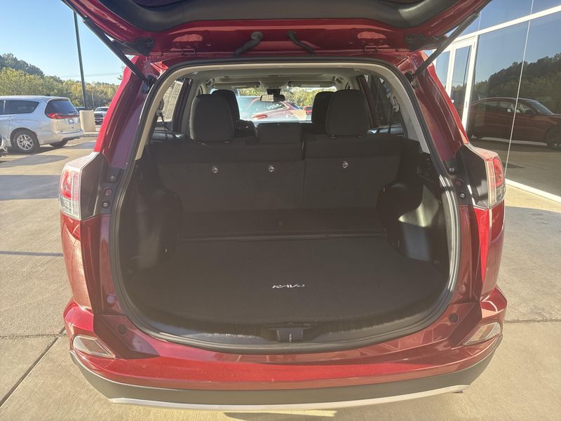 Used 2018 Toyota RAV4 Hybrid XLEImage 21