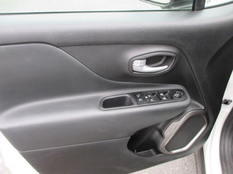Used 2023 Jeep Renegade LatitudeImage 17