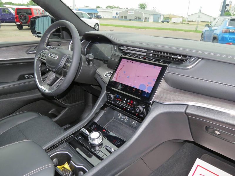 Used 2025 Jeep Grand Cherokee L Overland 4x4 4dr SUVImage 21