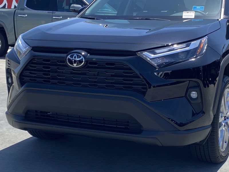 2025 Toyota RAV4 XLE PremiumImage 7