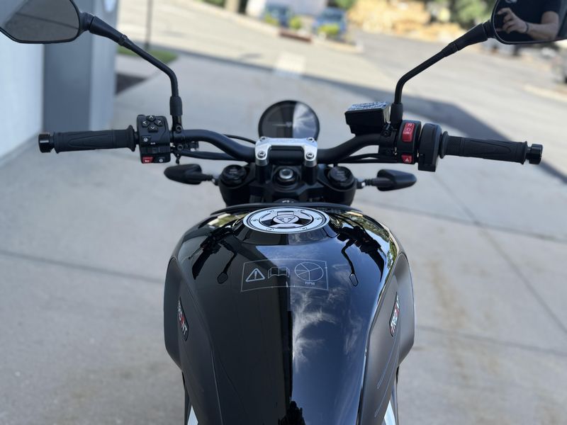 2025 Triumph TRIDENT 660Image 6