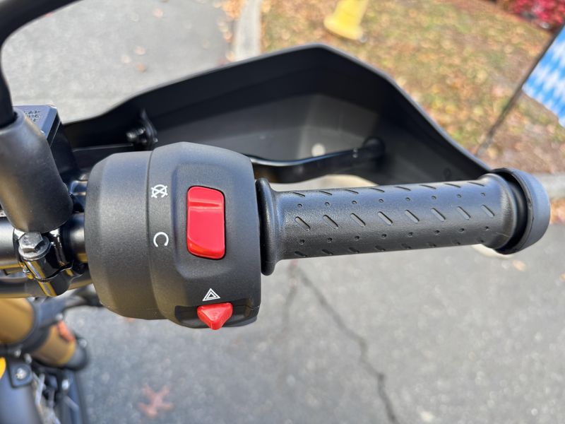 2026 Triumph Scrambler 400 XC - RACING YELLOW 