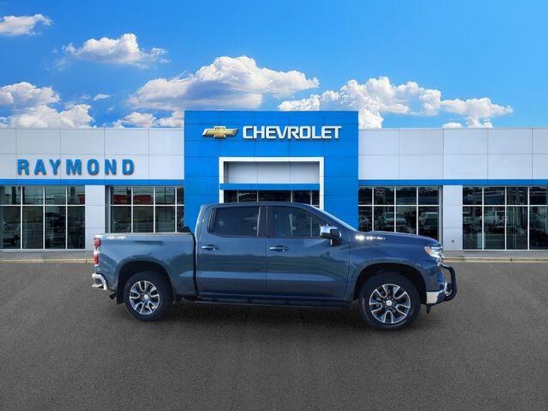 Used 2024 Chevrolet Silverado 1500 LTImage 2