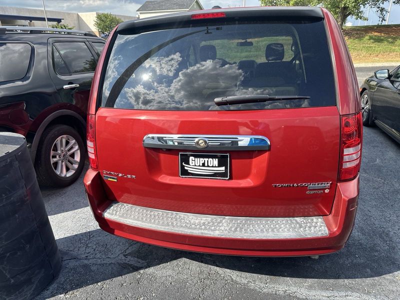 2010 Chrysler Town & Country LXImage 8