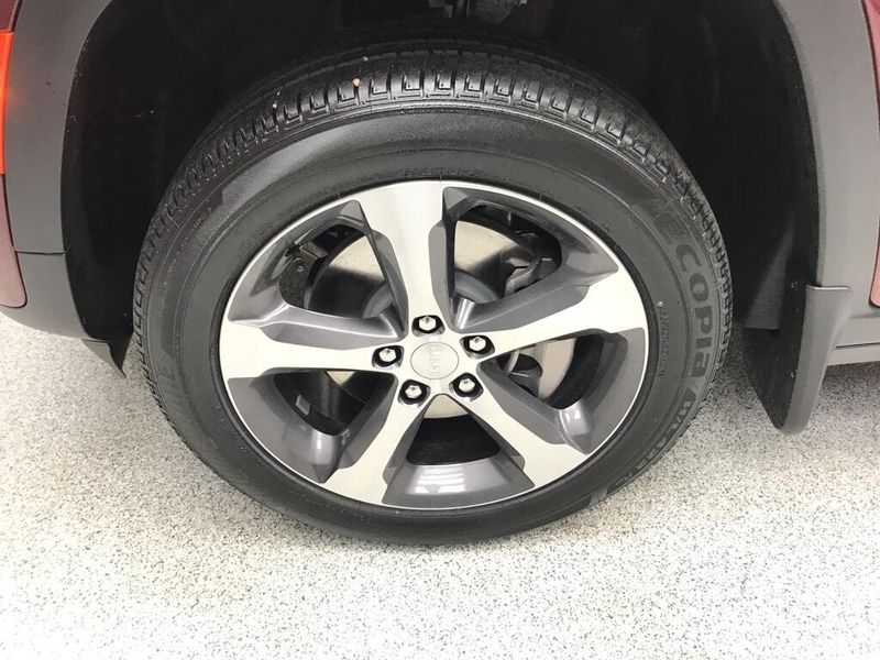 New 2026 Jeep Grand Cherokee L Limited 4x4Image 2