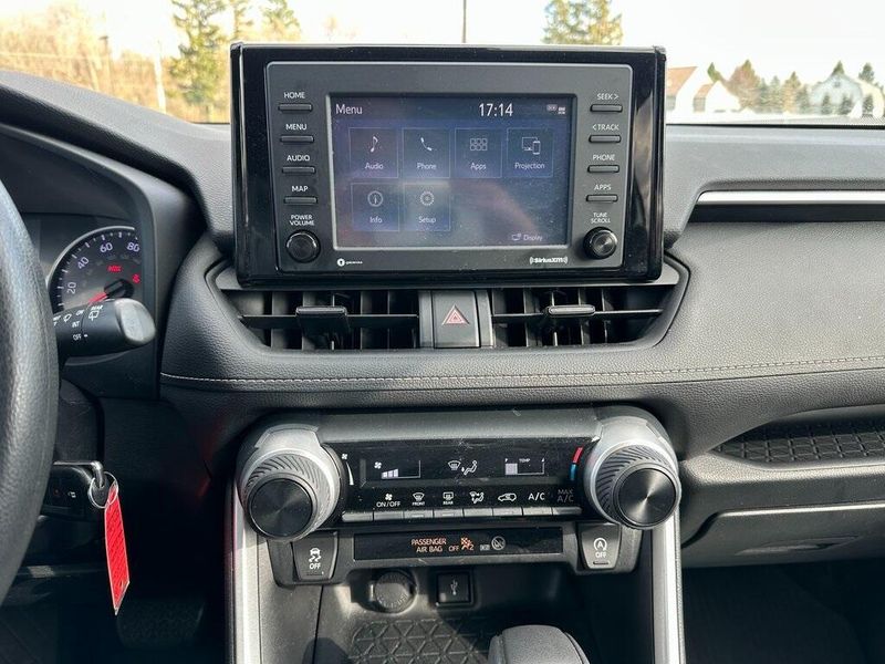 2021 Toyota RAV4 LEImage 7