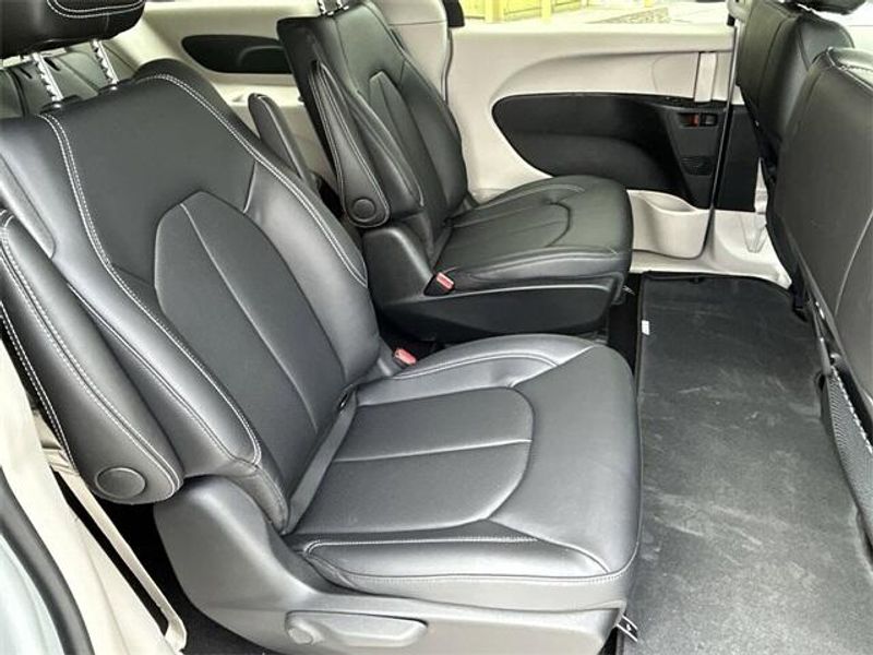 New 2024 Chrysler Pacifica Plug-in Hybrid SelectImage 14