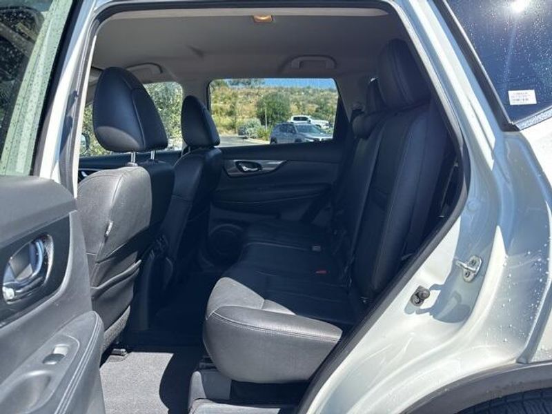 2016 Nissan Rogue SL photo 10