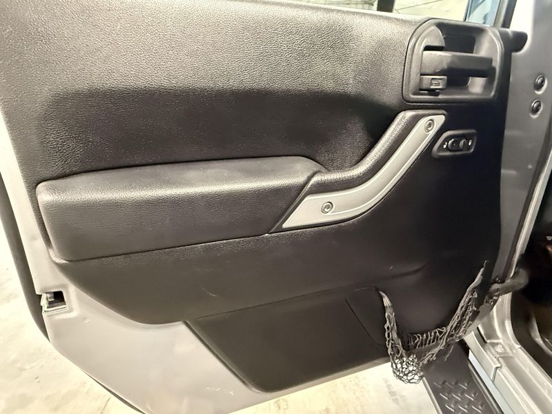 Used 2014 Jeep Wrangler Unlimited SaharaImage 15