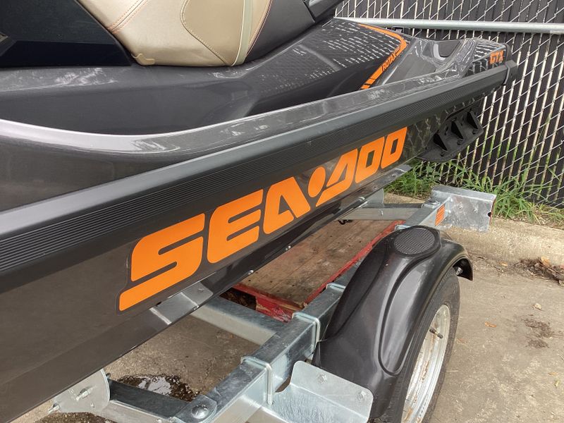 2023 SEADOO GTX 230 IBR ECLIPSE BLACK AND ORANGE CRUSH Image 6