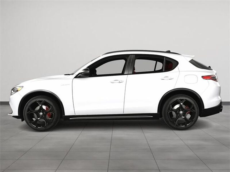 2025 Alfa Romeo Stelvio Sprint photo 3
