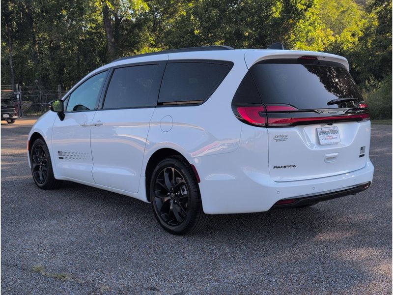 New 2027 Chrysler Pacifica SelectImage 3