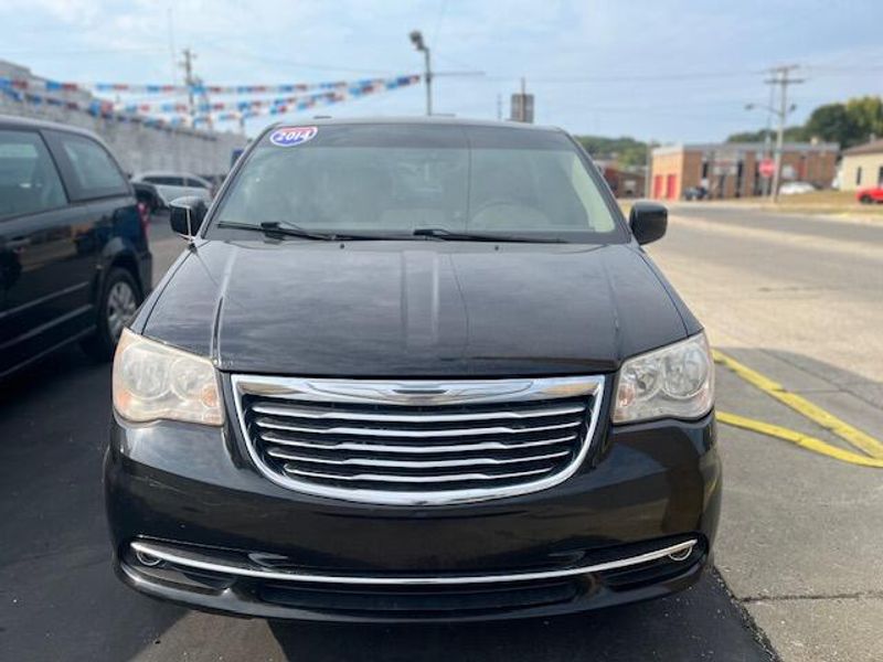 Used 2014 Chrysler Town & Country Image 2