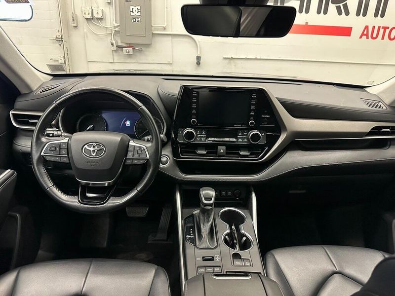 2021 Toyota Highlander XLE photo 26