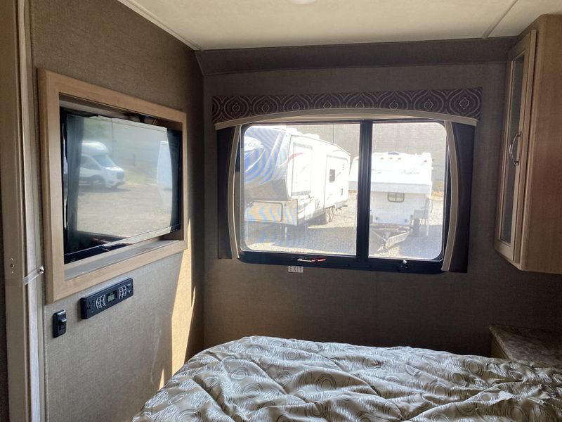 Used 2017 THOR CHATEAU 31Y Image 21