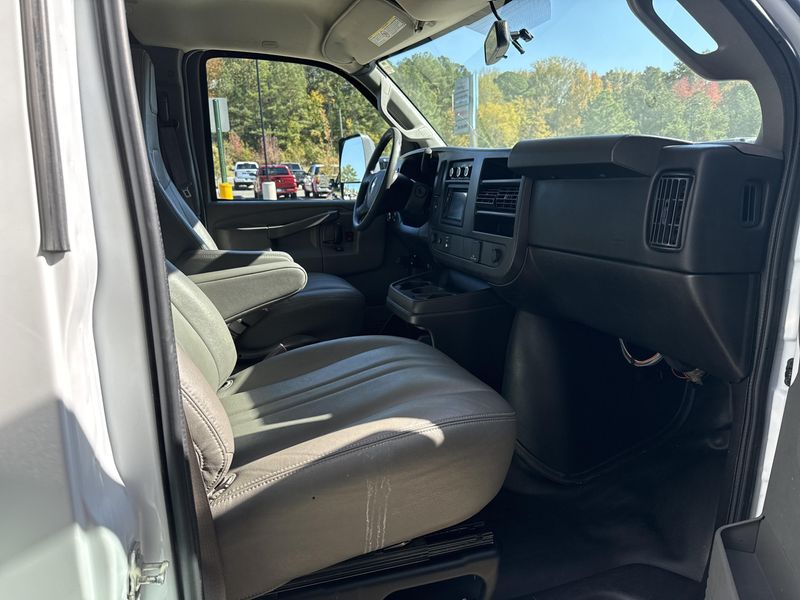 Used 2017 Chevrolet Express Cutaway Image 17
