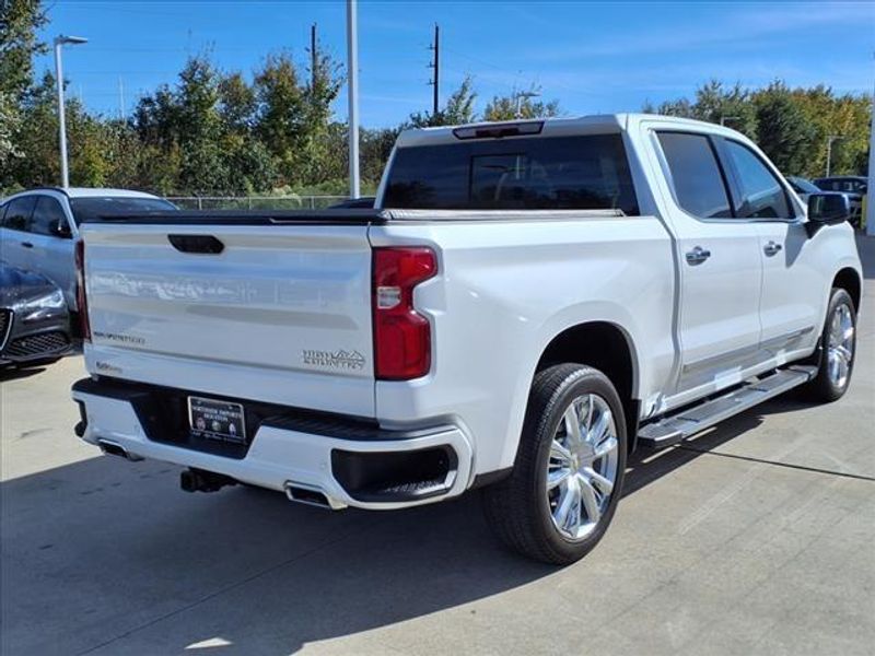 2022 Chevrolet Silverado 1500 High CountryImage 2