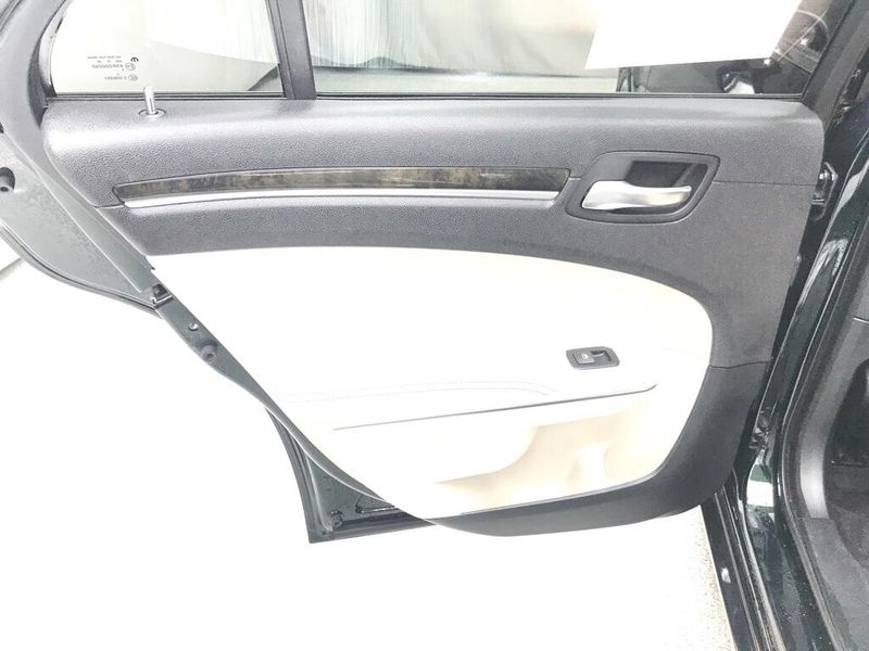 Used 2016 Chrysler 300C 300CImage 12