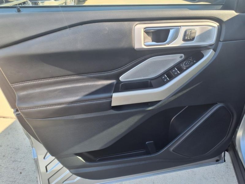 2022 Ford Explorer LimitedImage 16