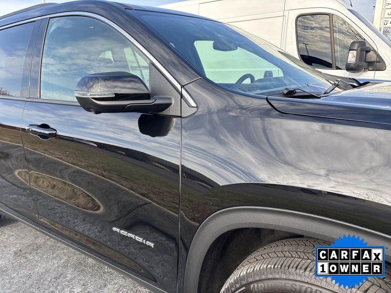 Used 2025 GMC Acadia FWD ElevationImage 4