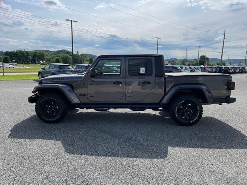 2022 Jeep Gladiator Sport photo 2