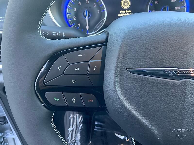 2026 Chrysler Pacifica Limited photo 9