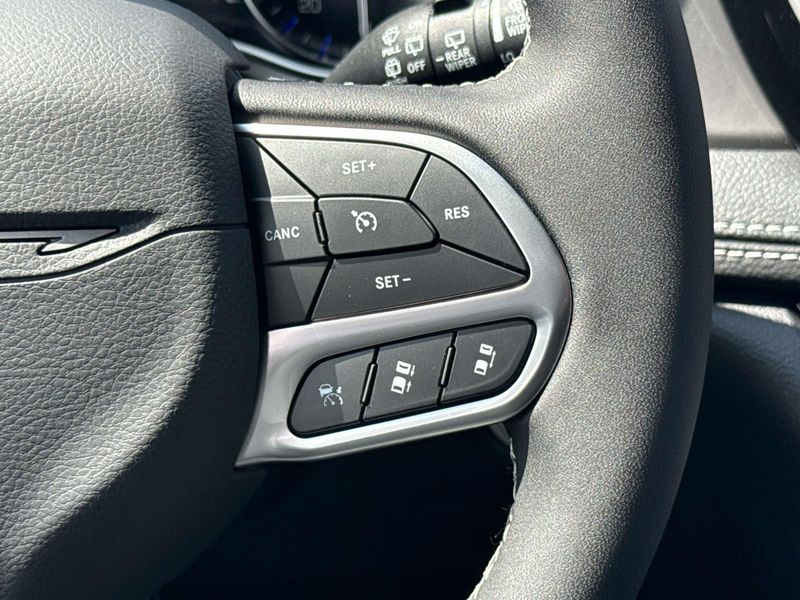New 2027 Chrysler Pacifica Select Awd