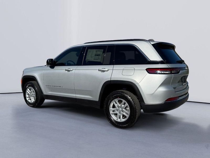 2025 Jeep Grand Cherokee Laredo photo 4