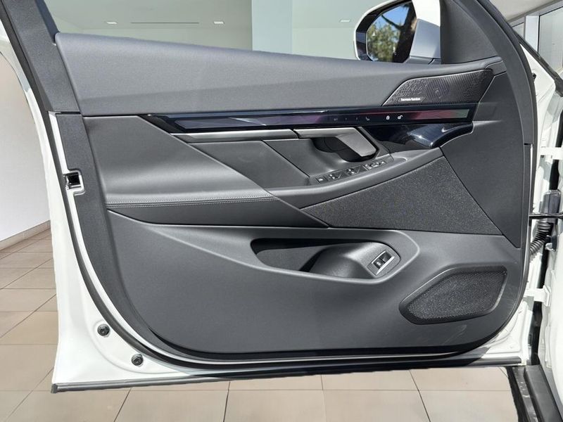 2025 BMW i5 eDrive40Image 18