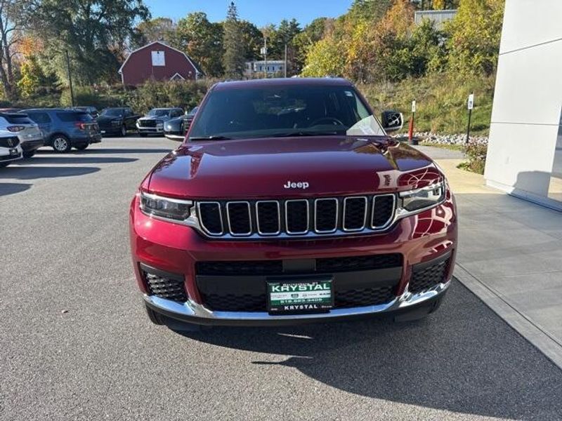 2025 Jeep Grand Cherokee Laredo photo 2