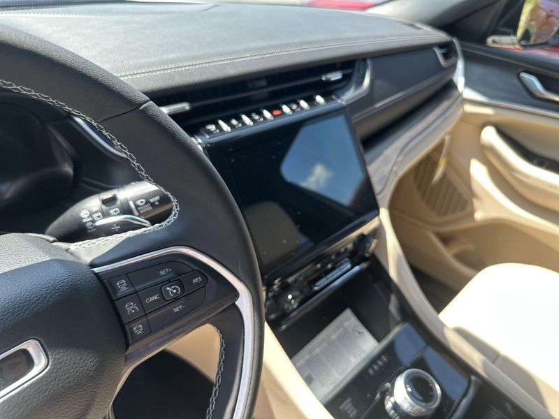 New 2025 Jeep Grand Cherokee L Limited 4x4Image 31