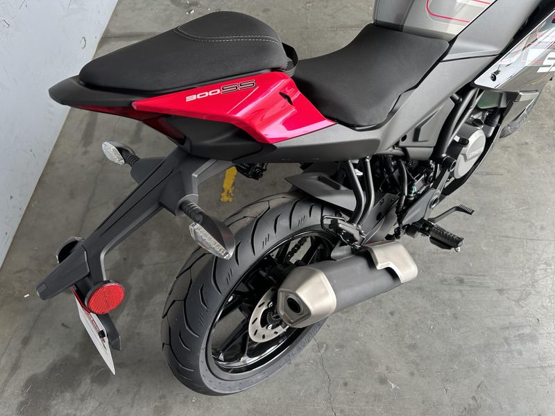 2025 CFMOTO 300SS Image 9