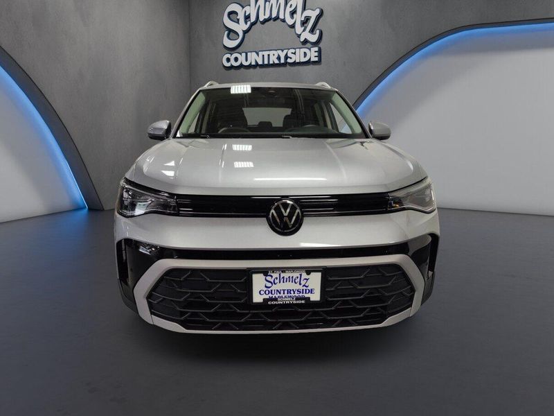 Used 2025 Volkswagen Taos SE 4-Motion AWDImage 2