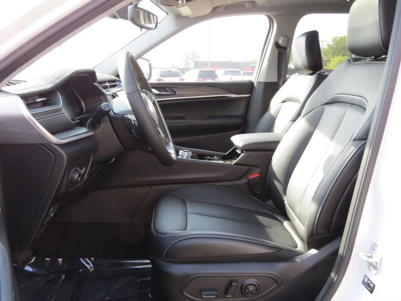2021 Jeep Grand Cherokee L Limited 4x4 4dr SUVImage 10
