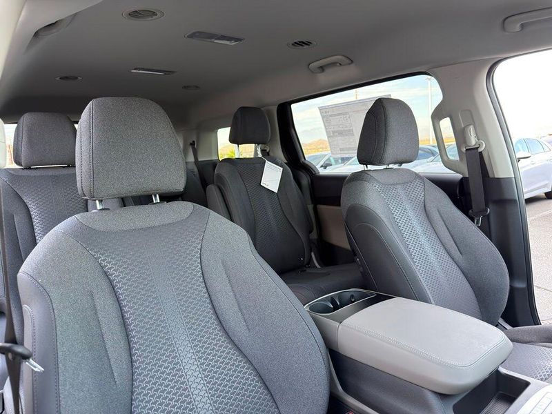 New 2027 Kia Carnival LXImage 20