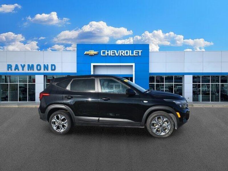 Used 2025 Kia Seltos LXImage 2