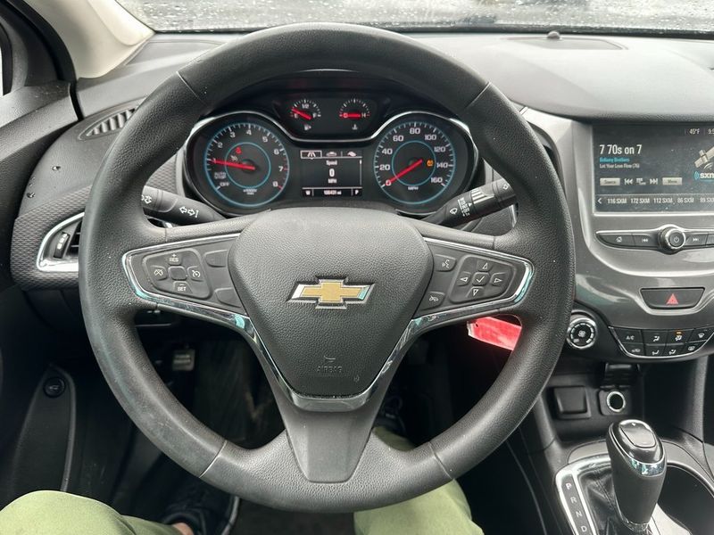 2017 Chevrolet Cruze LTImage 2