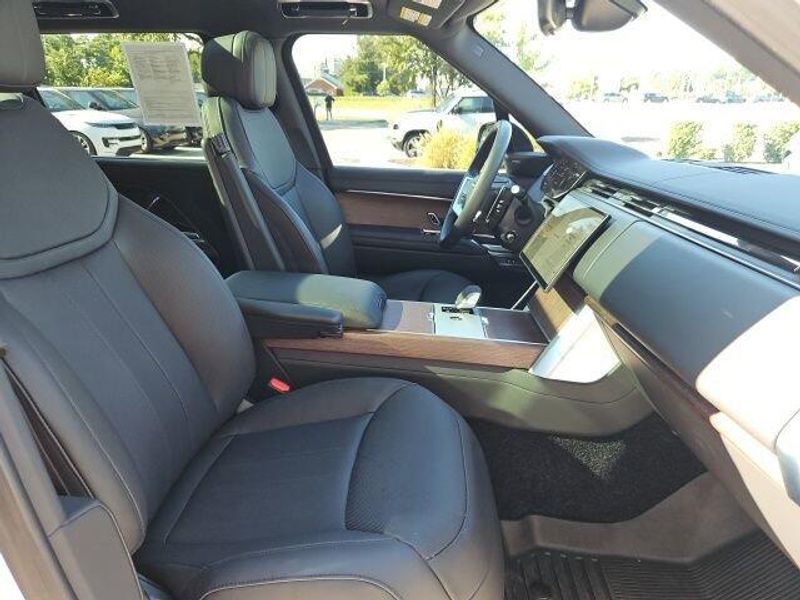 Used 2025 Land Rover Range Rover SE
